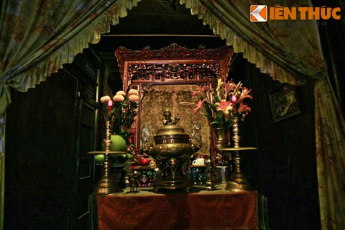 Gian thờ đặt trong một diện tích nhỏ nhưng vẫn toát lên vẻ uy nghiêm.