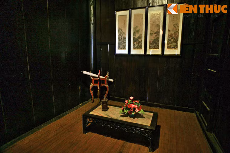 Thư phòng là một khoảng không gian tĩnh lặng, đầy dáng vẻ hoài cổ.