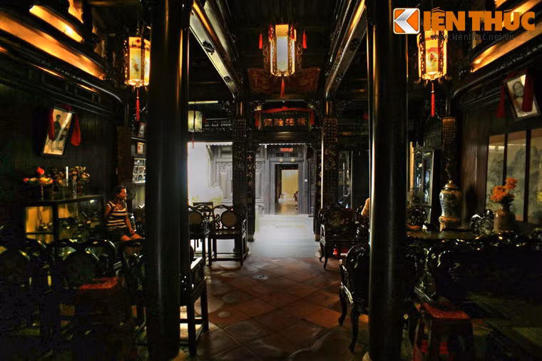 Ngôi nhà mang kiến trúc hình ống đặc trưng của Hội An, với bề ngang hẹp, bề sâu lớn, chia làm nhiều gian, mỗi gian có chức năng riêng.