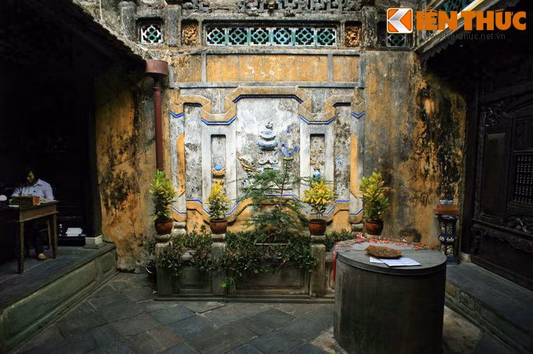 Khác với những ngôi nhà ống ở các đô thị ngày nay, nhà cổ Tấn Ký cũng như nhiều nhà cổ ở Hội An không gây cảm giác ngột ngạt nhờ sự thông thoáng mà giếng trời tạo ra.