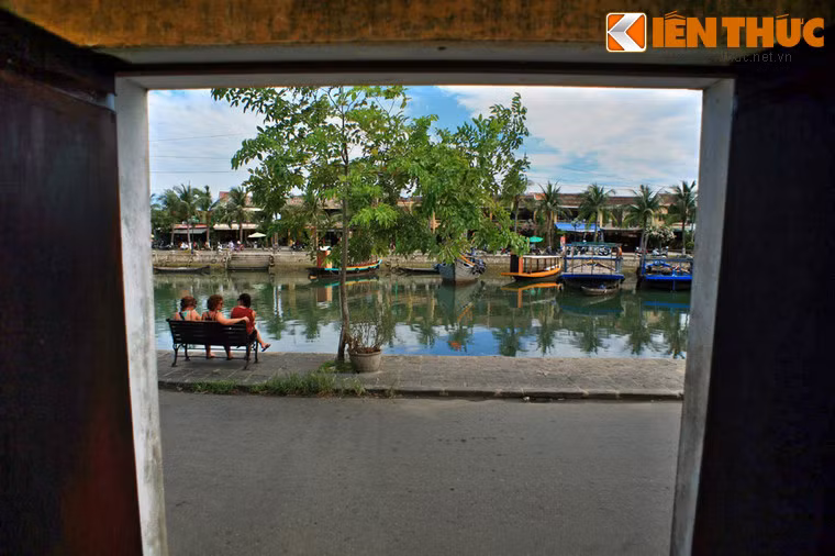 Nếu mặt tiền ngôi nhà là nơi để mở cửa hiệu buôn bán thì mặt sau thông với bến sông để làm nơi xuất, nhập hàng hóa.