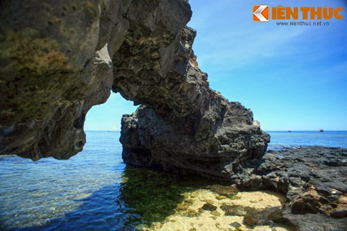 Theo các nhà địa chất, Cổng Tò Vò được hình thành từ nham thạch núi lửa, là kết quả của hàng triệu năm núi lửa hoạt động tại đây.