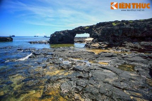 Quanh Cổng Tò Vò là những bãi đá nham thạch đen bóng, hình thù kỳ lạ nhấp nhô trên làn nước trong veo của đảo Lý Sơn.