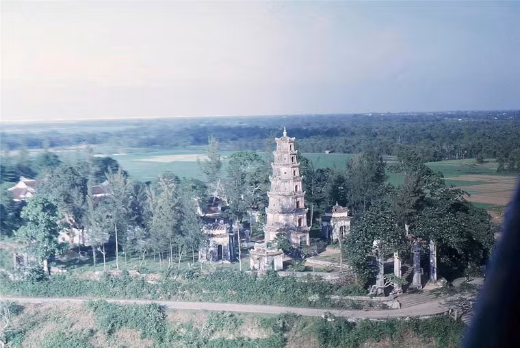 Toàn cảnh chùa Thiên Mụ nhìn từ máy bay trực thăng.