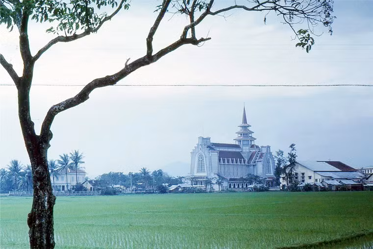 Quanh nhà thờ Dòng Chúa Cứu Thế khi đó là ruộng đồng mênh mông.