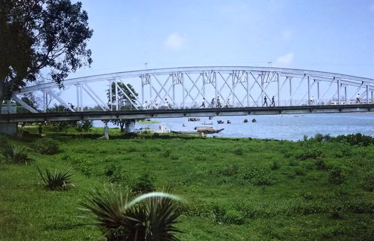 Cầu Trường Tiền bắc qua sông Hương, một biểu tượng của Huế.