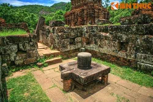 Trung tâm của khu làm lễ là biểu tượng sinh thực khí Linga và Yoni, thể hiện tín ngưỡng phồn thực của người Chăm.