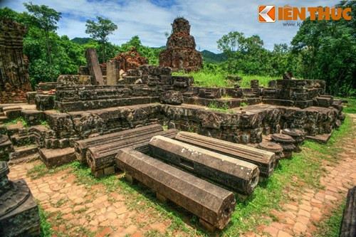 Bên cạnh hệ thống nền móng, những gì còn lại của ngôi đền còn hàng chục cột trụ được tạo tác công phu.