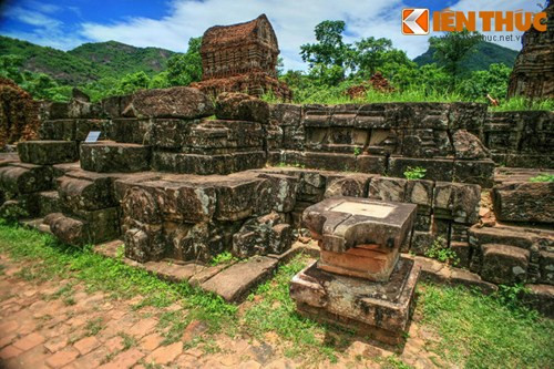 Các nghiên cứu cho thấy, ngôi đền đá có thể đã được xây dựng trên vị trí ngôi đền đầu tiên vào thế kỷ 4 của người Chăm.