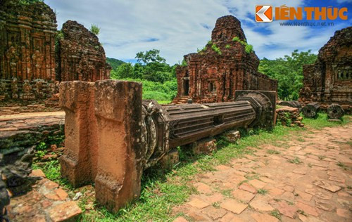 Những trụ cột còn nguyên vẹn cao trên dưới 10m giúp hình dung phần nào sự bề thế của ngôi đền khi xưa.