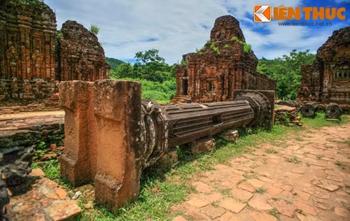 Những trụ cột còn nguyên vẹn cao trên dưới 10m giúp hình dung phần nào sự bề thế của ngôi đền khi xưa.