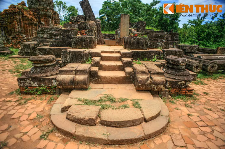 Dù chỉ còn là phế tích, nhưng diện tích nền cùng hệ móng của ngôi đền cho thấy công trình từng có chiều cao trên 30m, và đây là ngôi đền cao nhất của Thánh địa Mỹ Sơn.