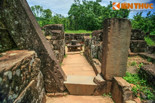 Trái với vẻ ngoài hoành tráng, lối đi bên trong ngôi đền khá hẹp vì nơi đây chỉ dành cho giáo sĩ vào làm lễ.