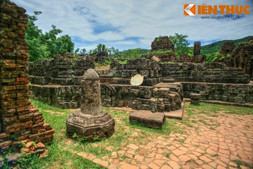 Khi người Pháp khám phá ra Thánh địa Mỹ Sơn đầu thế kỷ 20, ngôi đền đá đã bị bao phủ bởi một đống gạch khổng lồ mà họ phải dọn dẹp 2 tháng mới xong.