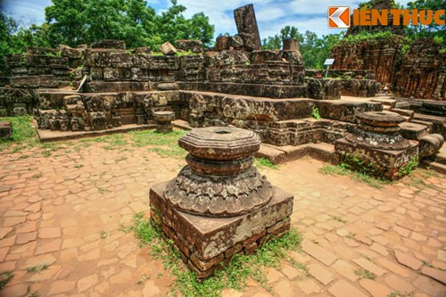 Những chân cột tạc hình đài sen thể hiện ảnh hưởng văn hóa Phật giáo rõ nét.