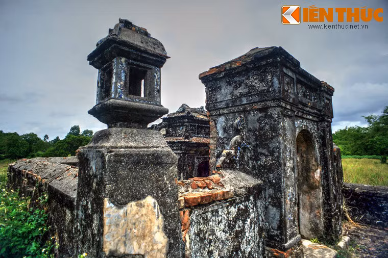 Hai góc tường phía trước mộ có hai trụ đèn, nay chỉ còn lại một.