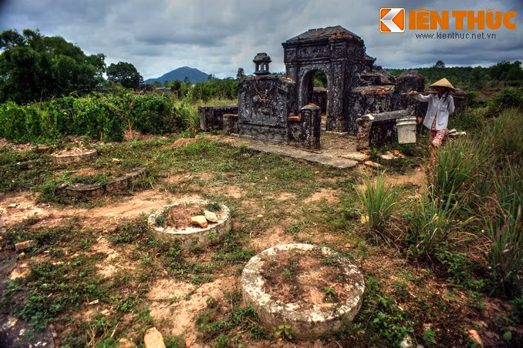 Trước khu lăng mộ có một dãy bồn cây cảnh hình tròn.