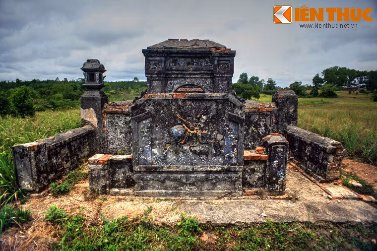 Mặt trước lăng mộ với tấm bình phong giữa hai lối vào mộ.