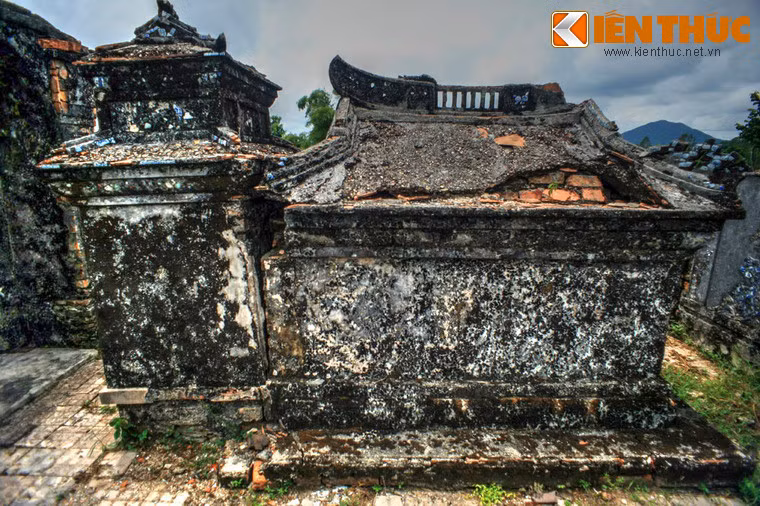 Mộ có hình dáng như một ngôi nhà rường truyền thống của Huế.