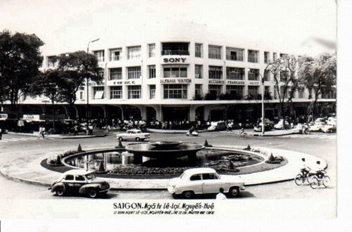 Đầu những năm 1960, tòa nhà GMC được đổi tên thành Thương xá Tax, mặt bằng được chia nhỏ để cho thuê.