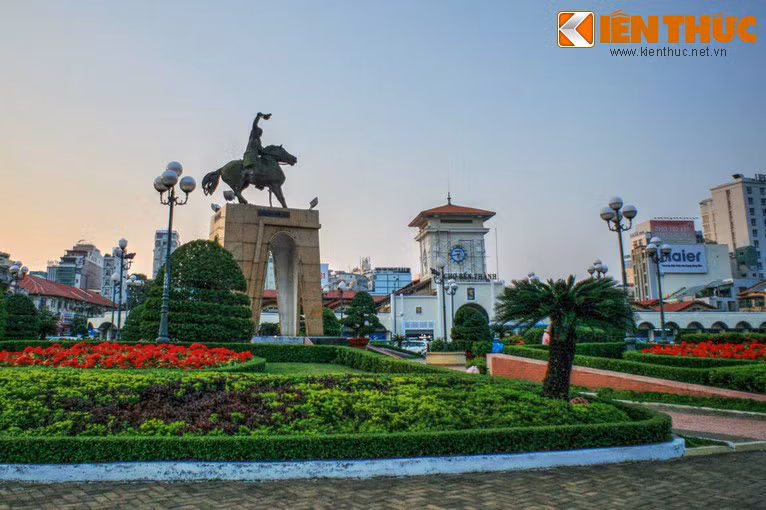 Việc di dời các tượng đài nổi tiếng của TP HCM khỏi vj trí truyền thống khiến cư dân thành phố cảm thấy luyến tiếc. Nhiều người đã tranh thủ chụp ảnh kỷ niệm với các tượng đài này trước ngày di dời.