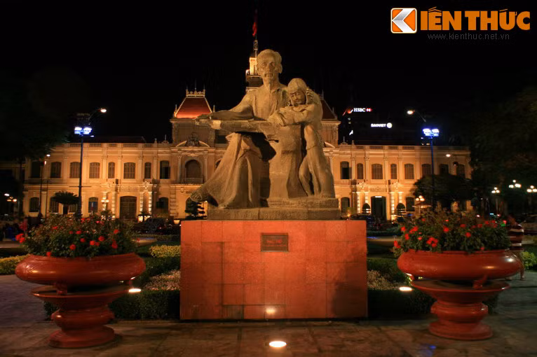 Vào tháng 6/2013, theo quyết định của UBND TP HCM, tượng đài sẽ được di dời về khuôn viên Nhà thiếu nhi thành phố (169 Nam Kỳ Khởi Nghĩa, quận 3) trong chương trình cải tạo công viên và xây dựng tượng đài Bác Hồ mới.