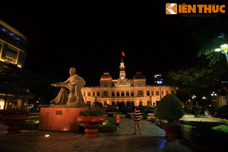 Từ nhiều năm qua, tượng đài "Bác Hồ với thiếu nhi" trước trụ sở UBND TP HCM đã trở thành một trong những biểu tượng của thành phố. Tượng đài được làm bằng đồng, cao 3 m, do nhà điêu khắc Diệp Minh Châu (1919 - 2002) sáng tác nhân dịp kỷ niệm 100 năm ngày sinh của Chủ tịch Hồ Chí Minh (19/5/1990).