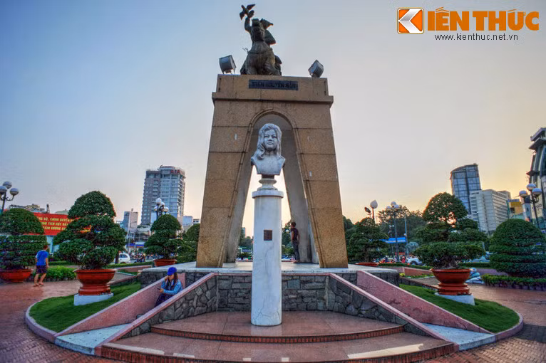 Tượng đài Quách Thị Trang, do Hội Sinh viên học sinh Sài Gòn lập năm 1964 ở phía trước tượng đài Trần Nguyên Hãn cũng sẽ được di dời đến một vị trí mới để người dân có thể thăm quan.