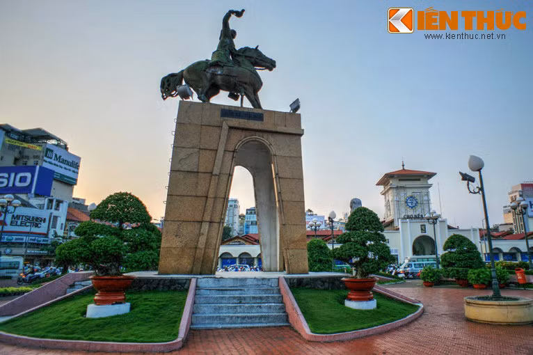 Tượng đài này được xây dựng từ trước năm 1975 nhằm tri ân Trần Nguyên Hãn (? - 1429) - võ tướng trong khởi nghĩa Lam Sơn do Lê Lợi lãnh đạo. Ông là người có nhiều đóng góp trong sự nghiệp đánh đuổi quân Minh xâm lược và lập thành nhà Hậu Lê.