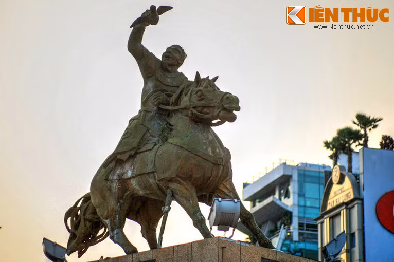 Tượng được làm bằng xi măng, sơn màu đồng, tạo hình tướng Trần Nguyên Hãn ngồi trên lưng ngựa, trên tay là một chú chim bồ câu - một phương tiện thông tin liên lạc trên chiến trường thời xưa.