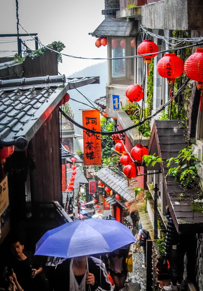 Kể từ đó, khách du lịch nườm nượp đổ về Jiufeng, kéo theo một công cuộc tái thiết toàn diện bộ mặt ngôi làng.