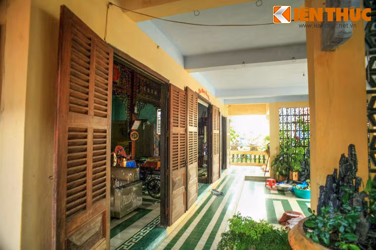 Nhà có các cánh cửa gỗ rộng, bốn phía đều có các hành lang rất thoáng mát.
