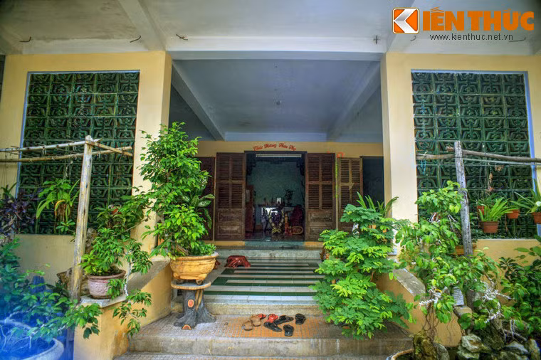 Căn nhà được xây dựng bằng gạch và bê tông chắc chắn, có lối kiến trúc hoàn toàn khác so với các ngôi nhà trong làng.