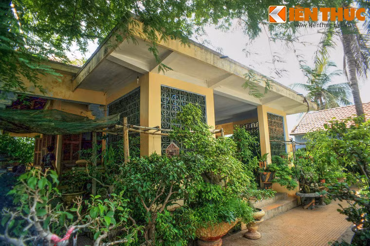 Theo những người trong làng, kiến trúc hiện tại của ngôi nhà được hoàn thành vào năm 1973, thời điểm ông Nguyễn Văn Thiệu đang là đương kim Tổng thống.