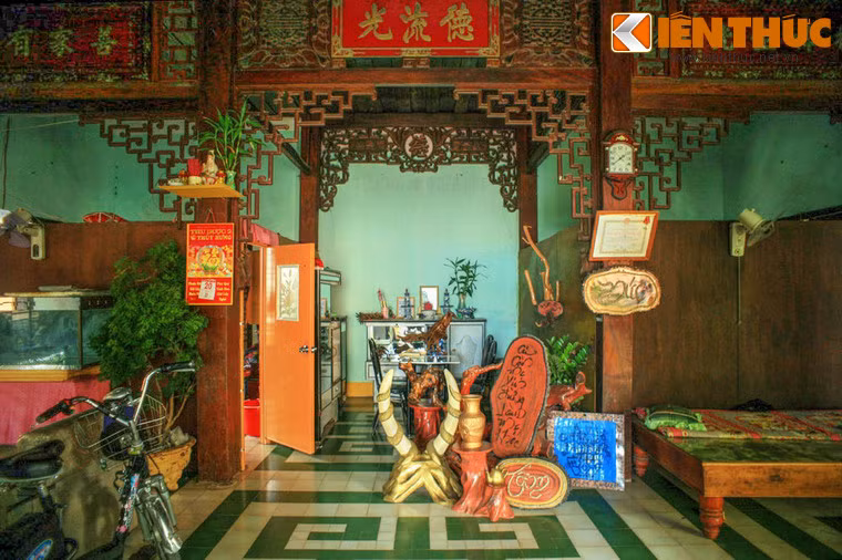 Gian nhà chính có khung bằng gỗ chạm trổ cầu kỳ, với 3 bức hoành phi viết bằng chữ Hán treo ở trung tâm. Từ phải qua trái, các hoành phi có nội dung là “Phần tử sinh quang”, “Đức lưu quang" và “Thiện gia hữu khánh”.