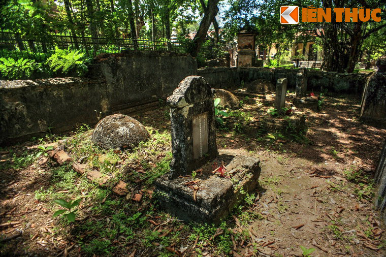 Bên ngoài nghĩa địa thái giám còn nhiều mộ của các cung tần, mỹ nữ từng sống trong cung đình. Hàng năm cứ đến rằm tháng 11, chùa Từ Hiếu lại tổ chức ngày giỗ chung để tưởng nhớ những người đã mất được chôn trong khuôn viên chùa, không kể đó là thái giám hay người thường...