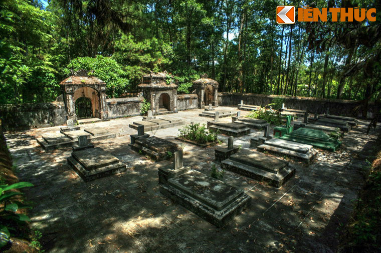 1. Nằm trong một góc khuôn viên của chùa Từ Hiếu - ngôi cách Kinh thành Huế 7 km về phía Tây Nam - có một khu nghĩa địa cổ đặc biệt: nghĩa địa của các vị thái giám nhà Nguyễn.