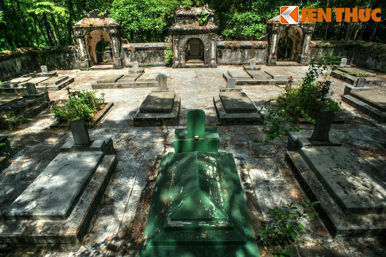 Theo các sử liệu, năm 1843, thời vua Thiệu Trị, thái giám Châu Phước Năng đã quyên góp tiền trùng tu chùa Từ Hiếu, lấy đó làm chốn an nghỉ cuối cùng. Từ thời Thành Thái, chùa Từ Hiếu dần trở thành nơi an nghỉ của các thái giám triều Nguyễn.