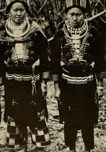 Các phụ nữ Mán ở Tĩnh Túc, Cao Bằng đeo rất nhiều trang sức bằng bạc trên người.