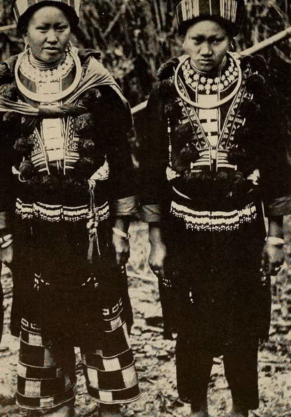 Các phụ nữ Mán ở Tĩnh Túc, Cao Bằng đeo rất nhiều trang sức bằng bạc trên người.