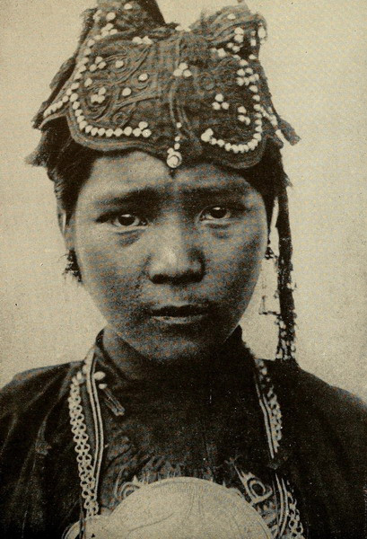 Thiếu nữ người Lô Lô ở Thượng Lào.