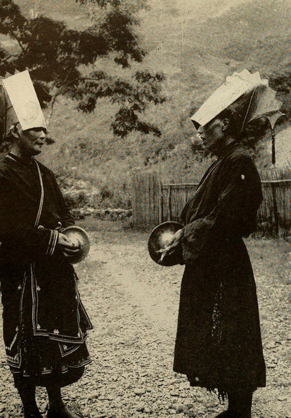 Hai nữ thầy mo người Mán (Dao) chuẩn bị thực hiện một điệu nhảy nghi lễ ở Nguyên Bình, Cao Bằng.