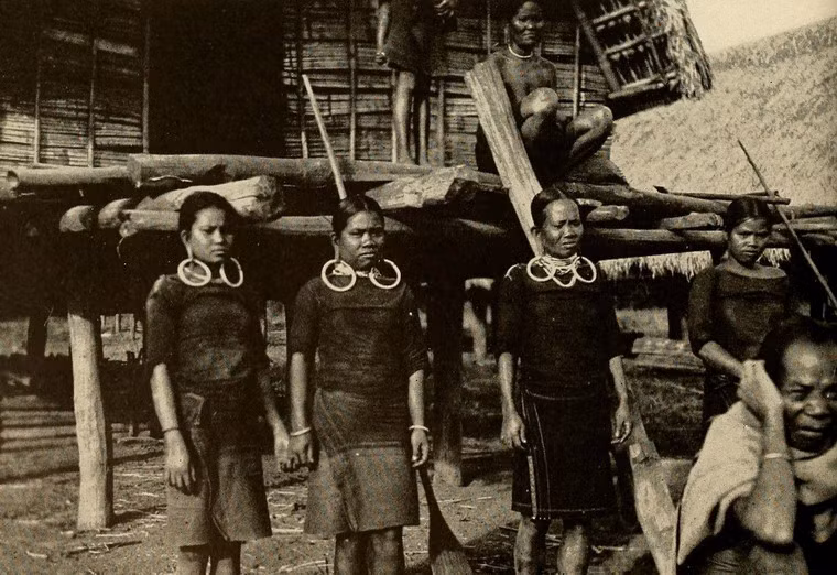 Phụ nữ một số dân tộc ở Tây Nguyên có tục căng tai, một cách làm đẹp kỳ lạ theo quan niệm của họ.