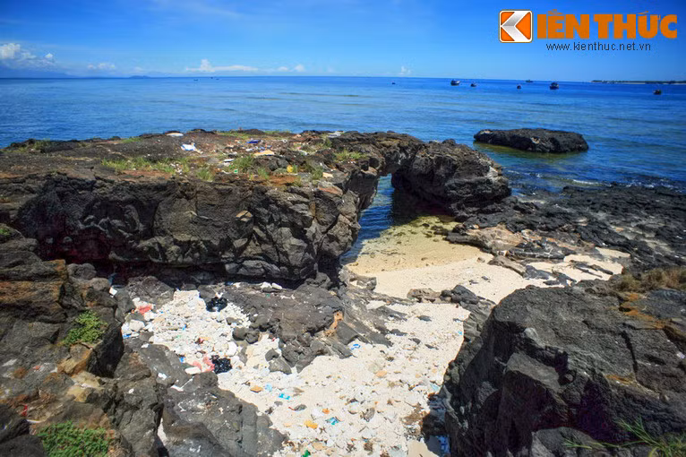 Tuy nhiên, ý thức vệ sinh kém của một số khách tham quan đang khiến khu vực Cổng Tò Vò tràn ngập rác thải.