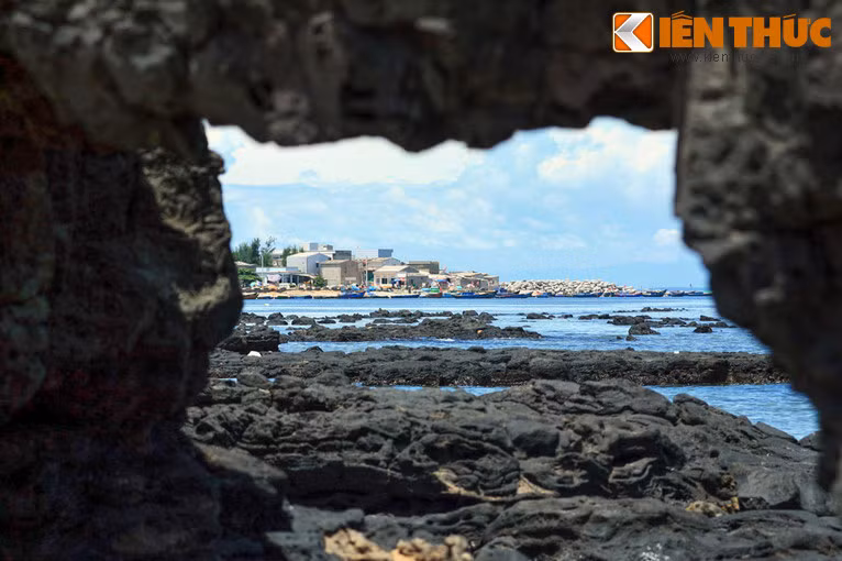 Từ Cổng Tò Vò nhìn về phía Nam là khu làng chài sung túc của các ngư dân trên đảo.