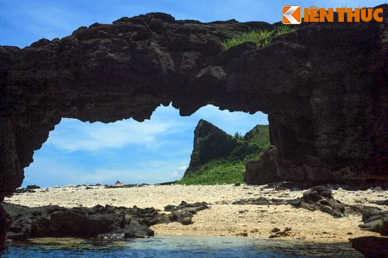 Trong khi đó ở phía Bắc lại là cảnh tượng hùng vĩ của núi Giếng Tiên, một ngọn núi lửa đã tắt.