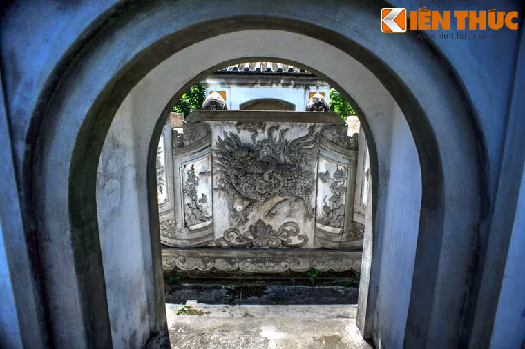 Mộ có cấu trúc truyền thống của các mộ cổ thời Nguyễn, với nhiều lớp, được ngăn cách bằng các cổng, bình phong.