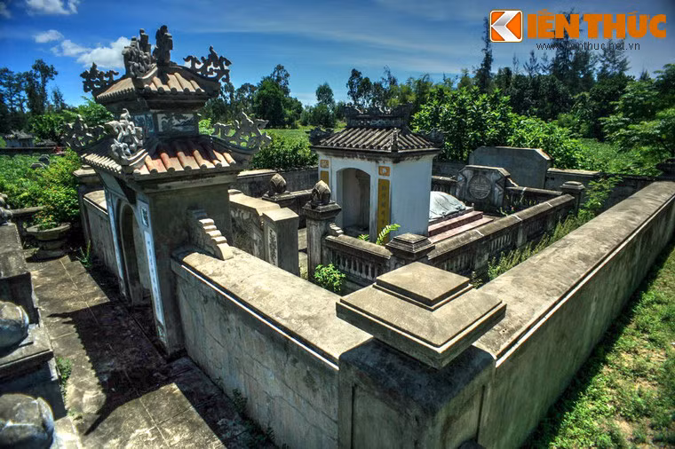 Đây là một khu lăng mộ hoành tráng, được xây dựng kỳ công cả về quy mô lẫn mỹ thuật.