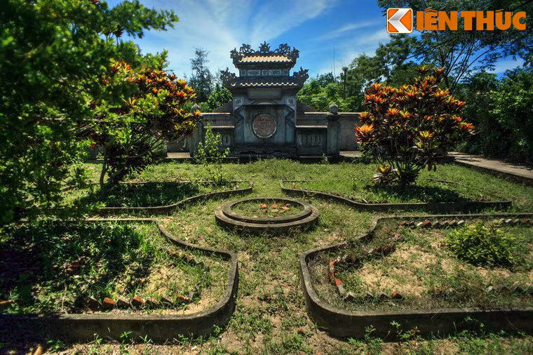 Trương Đăng Quế (1793-1865) là vị đại thần duy nhất trải 4 triều vua Gia Long, Minh Mạng, Thiệu Trị và Tự Đức trong lịch sử Việt Nam. Ngày nay mộ phần của ông tọa lạc tại xã Tịnh Khê, huyện Sơn Tịnh, tỉnh Quảng Ngãi.