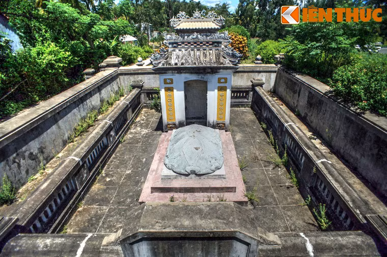 Quanh mộ có một vòng tường thấp hơn so với vòng tường bên ngoài.